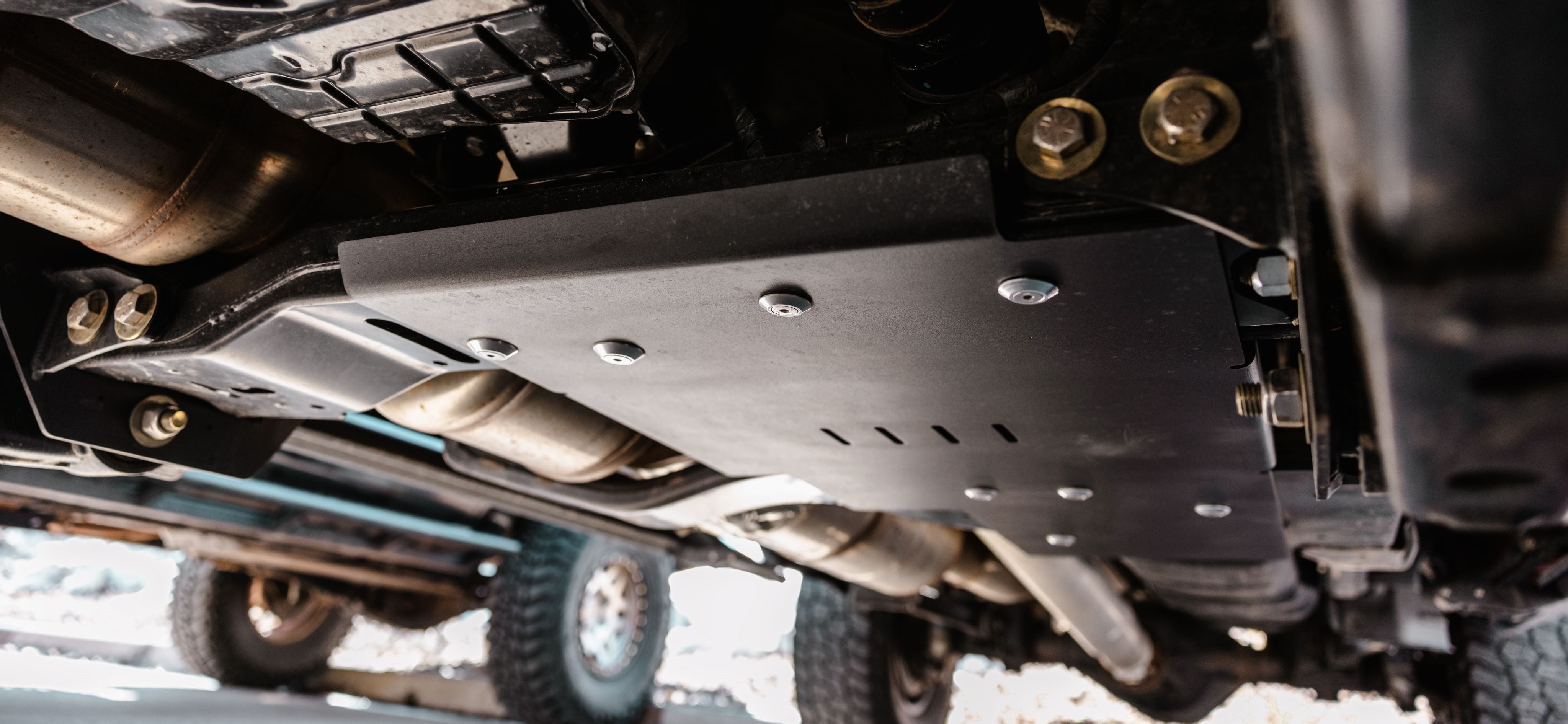 Transfer case skid plate for RAM 2500 and RAM 3500 trucks with 6.7L Cummins